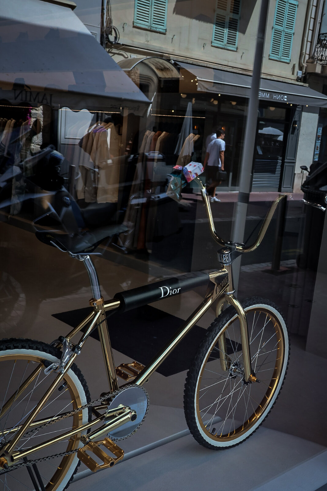 Goldenes Velo hinter einer Schaufensterscheibe